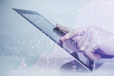 Dijital telefon ve forx grafik çizimi kullanarak adamın elini tutarken birden fazla pozlama. Finansal piyasa kavramı.