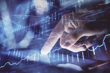 Bir adamın el ele tutuşması ve telefon ve finansal çizim kullanması. Pazar analizi kavramı.