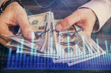 Finansal grafiğe çoklu pozlama hologram, Amerikan dolarları ve insan eli. Analiz kavramı.