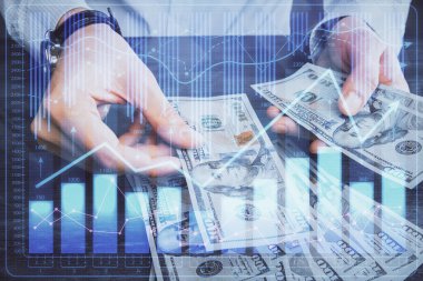 Finansal grafiğe çoklu pozlama hologram, Amerikan dolarları ve insan eli. Analiz kavramı.