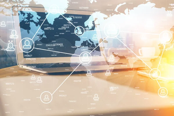 Sosyal ağ hologramıyla birlikte bilgisayar masaüstünde. Çoklu maruz kalma. Uluslararası insan ilişkileri kavramı.