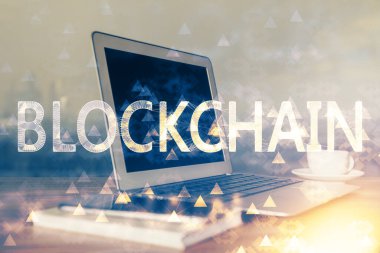 Blockchain temalı holograma ve bilgisayar arkaplanlı masaya çoklu maruz kalma. Bitcoin şifreleme para birimi kavramı.
