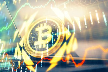 Blockchain temalı holograma ve bilgisayar arkaplanlı masaya çoklu maruz kalma. Bitcoin şifreleme para birimi kavramı.