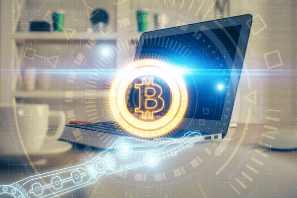 Blockchain temalı holograma ve bilgisayar arkaplanlı masaya çift pozlama. Bitcoin şifreleme para birimi kavramı.
