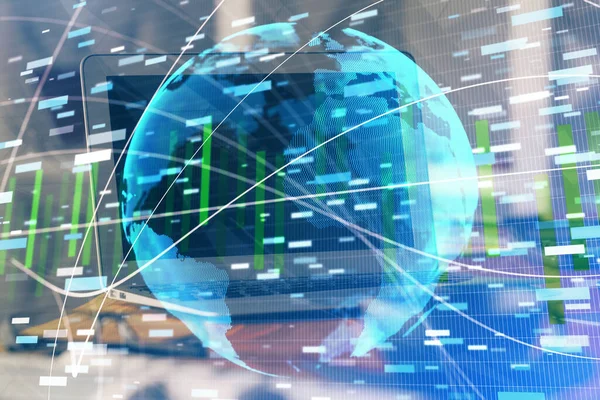 İş teması simgelerinin çoklu pozlandırılması ve bilgisayar geçmişi olan masa. Başarı kavramı.