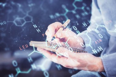 Matematiksel ve bilimsel formülleri olan bir adam. Eğitim kavramları. Sanal bir arayüzde semboller ve denklemler. Çoklu pozlama.