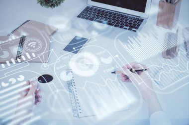 Teknoloji temalı hologramlar, arka plan notları alan kadınların elleri üzerinde. Teknoloji kavramı. Çift pozlama