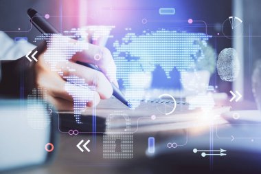 Dünya haritası hologramı ve veri tema simgeleriyle notlar alan ellerin çifte pozlanması. Uluslararası ağ verilerinin kavramı.