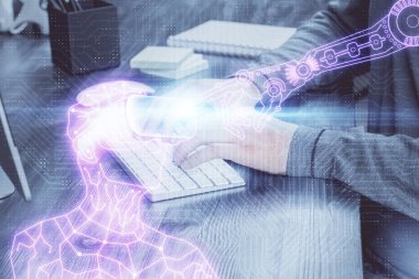 Arka planda bilgisayarla çalışan bir adamla AR hologramı. Gelişmiş gerçeklik kavramı. Çift pozlama.