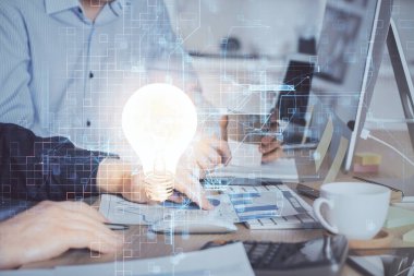 Arkaplanda bilgisayar üzerinde çalışan iş adamıyla birlikte büyüyen oklar. Başarı konsepti. Çift pozlama.