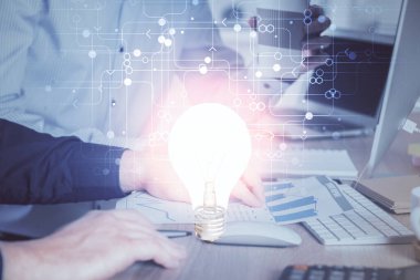 Arkaplanda bilgisayar üzerinde çalışan iş adamıyla birlikte büyüyen oklar. Başarı konsepti. Çift pozlama.