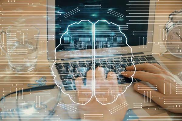 Adam klavyede beyin hologramıyla yazı yazıyor. Büyük Veri Kavramı.