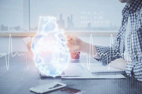 Herzzeichnung Mit Einem Mann Der Hintergrund Computer Arbeitet Medizinisches Konzept — Stockfoto