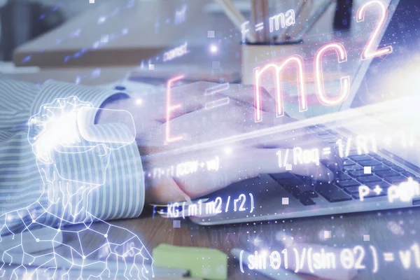 バックグラウンドでコンピュータに取り組んでいる男と科学式のホログラム 教育の概念 二重露光 — ストック写真