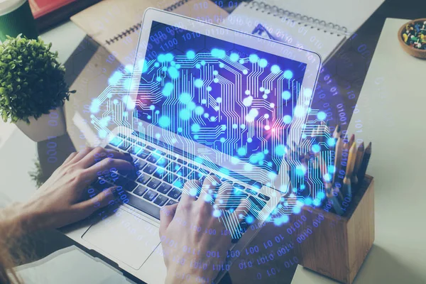 Beyin temalı hologramı olan bilgisayar geçmişi olan bir iş adamı. Beyin fırtınası kavramı. Çoklu pozlama.