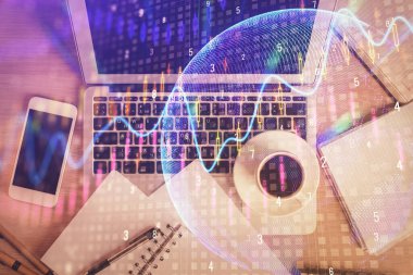 Borsa tablosu ve masa arkasındaki en iyi görüntü bilgisayarı. Çifte maruziyet. Mali analiz kavramı.