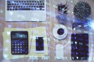 Masaüstünde telefonlu ön x grafik hologramına çift pozlama. Üst Manzara. Mobil ticaret platformu kavramı.