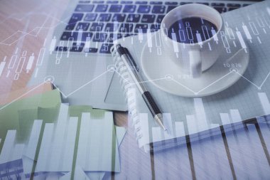 Masa arkasında kahve ve eşyalar olan ön x çizelgesi ve masaüstüne çift pozlama. Finansal piyasa ticareti kavramı