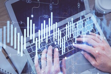 İnsan elinin bilgisayar klavyesinde ve forx grafik hologramının üzerinde yazarken çifte pozlama. Üst Manzara. Finans piyasası kavramı.