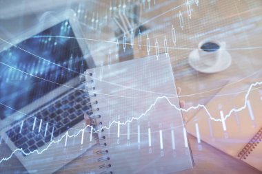 İş kadını ellerinin bilgisayar ve ön x çizelge hologramı çizimlerinde çifte pozlama. Mali analiz kavramı.