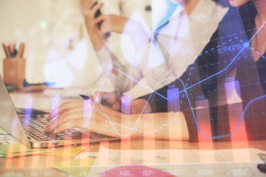 Bilgisayarda ve finansal grafik hologramında yazı yazan kadın ellerine çoklu maruz kalma. Borsa analizi kavramı.