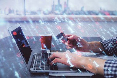 Elinde kredi kartı ve veri teması çizimi olan bir adamın ellerine iki kez maruz kalmış. E-ticaret ve teknoloji kavramı.