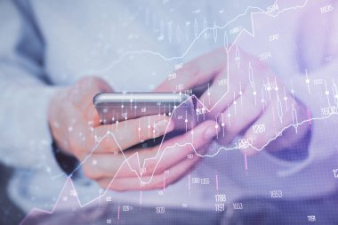 Bir adamın elini tutarken ve dijital bir cihaz ve ön grafik çizimi kullanırken çift pozlama. Finansal piyasa kavramı.