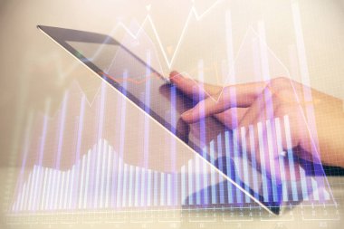 Dijital telefon ve forx grafik çizimi kullanarak adamın elini tutarken birden fazla pozlama. Finansal piyasa kavramı.