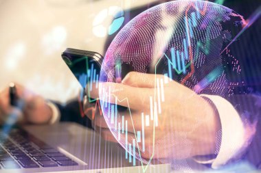 Dijital telefon ve forx grafik çizimi kullanarak adamın elini tutarken birden fazla pozlama. Finansal piyasa kavramı.