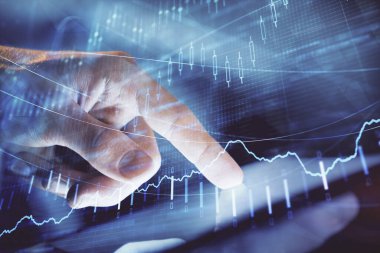 Bir adamın el ele tutuşması ve telefon ve finansal çizim kullanması. Pazar analizi kavramı.