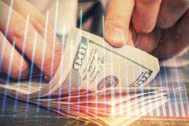 Forx grafiği, hologram, Amerikan dolarları ve insan eli çizimleri. Teknik Analiz kavramı.