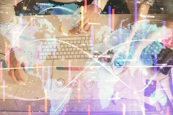 Kadın ve erkeğin birlikte çalışması ve iş temalı hologram çizimi. Bilgisayar arkaplanı. Üst Görünüm.