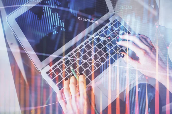 Bilgisayar ve ön x çizim hologramı üzerinde çalışan kadın elleri çift pozlama. Üst Manzara. Mali analiz kavramı.