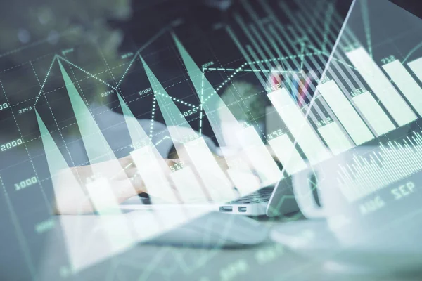 Bilgisayarda ve ön x grafik hologram çiziminde kadın eli yazarken çift pozlama. Borsa yatırım kavramı.