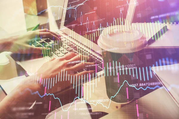 Doppelbelichtung Von Frauenhänden Beim Tippen Auf Computer Und Forex Diagramm — Stockfoto