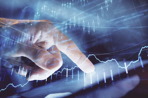 Bir adamın el ele tutuşması ve telefon ve finansal çizim kullanması. Pazar analizi kavramı.