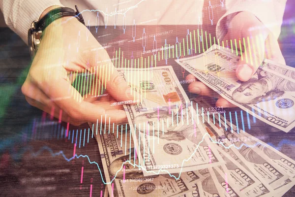 Finansal grafiğe çoklu pozlama hologram, Amerikan dolarları ve insan eli. Analiz kavramı.
