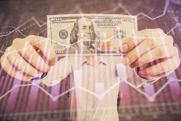 外国為替グラフ描画ホログラムと米ドル紙幣と男の手の複数の露出 技術分析の概念 — ストック写真