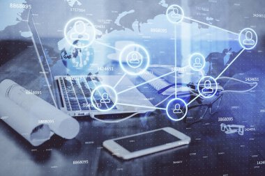 Sosyal ağ hologramıyla birlikte bilgisayar masaüstünde. Çifte maruziyet. Uluslararası insan ilişkileri kavramı.