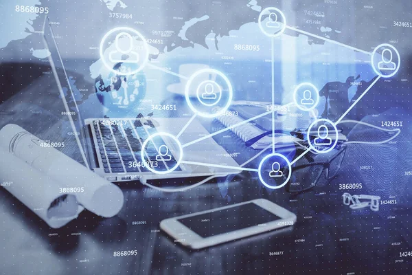 Sosyal ağ hologramıyla birlikte bilgisayar masaüstünde. Çifte maruziyet. Uluslararası insan ilişkileri kavramı.