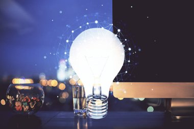 Bilgisayar ofisinde ampul simgesi hologramıyla birlikte. Çifte maruziyet. Fikir kavramı.