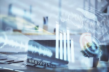 Bilgisayar, teknoloji temalı hologramla birlikte ofiste. Çifte maruziyet. Teknoloji kavramı.