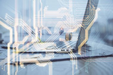 Bilgisayar, teknoloji temalı hologramla birlikte ofiste. Çifte maruziyet. Teknoloji kavramı.