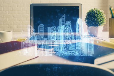 Ofisteki masaüstü bilgisayar geçmişi ve büyük kasaba binaları hologram çizimi. Çifte maruziyet. Akıllı şehir konsepti.