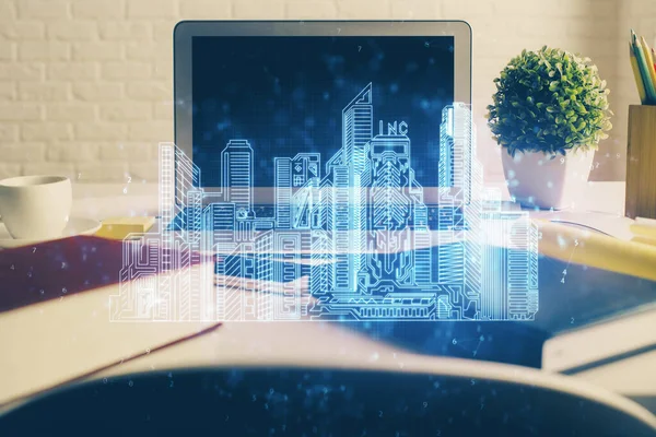 Ofisteki masaüstü bilgisayar geçmişi ve büyük kasaba binaları hologram çizimi. Çifte maruziyet. Akıllı şehir konsepti.