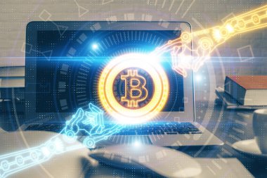 Blockchain temalı holograma ve bilgisayar arkaplanlı masaya çoklu maruz kalma. Bitcoin şifreleme para birimi kavramı.