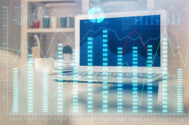 Forx çizelgesine ve bilgisayarla çalışma alanına çift pozlama. Uluslararası çevrimiçi ticaret kavramı.