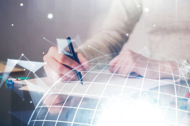 Dünya haritası hologramı ve veri tema simgeleriyle notlar alan ellerin çoklu pozlanması. Küresel bilgisayar verisi kavramı.