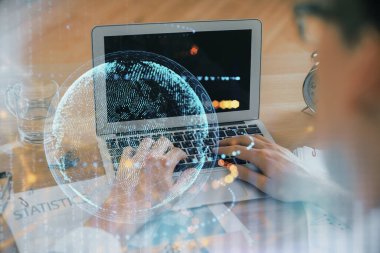 Arka planda bilgisayarla çalışan bir adamla dünya haritası hologramına çoklu maruz kalma. Dünya çapında ağ kavramı.