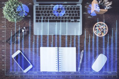 Borsa grafiği ve masa arkasındaki en üst görünüm bilgisayarı. Çifte maruziyet. Finansal eğitim kavramı.